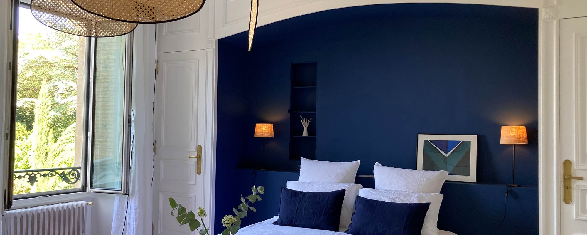 Chambre bleue avec vue sur le jardin