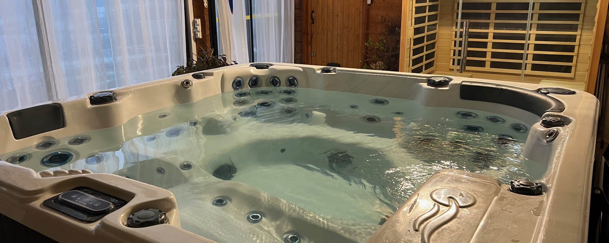 Espace bien-être dans véranda avec Spa (6 places) et Sauna