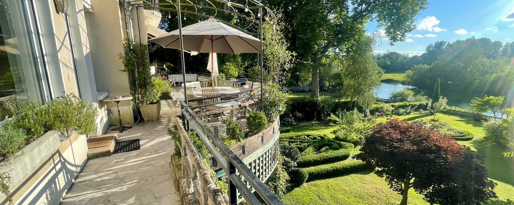 Location saisonnière Maine et Loir grande terrasse