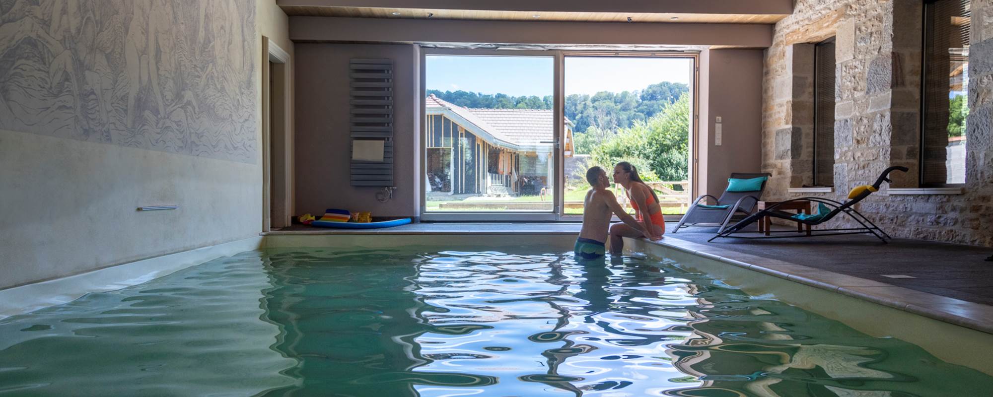 profitez de la piscine intérieure chauffée à 28° quelque soi le temps à l'extérieur