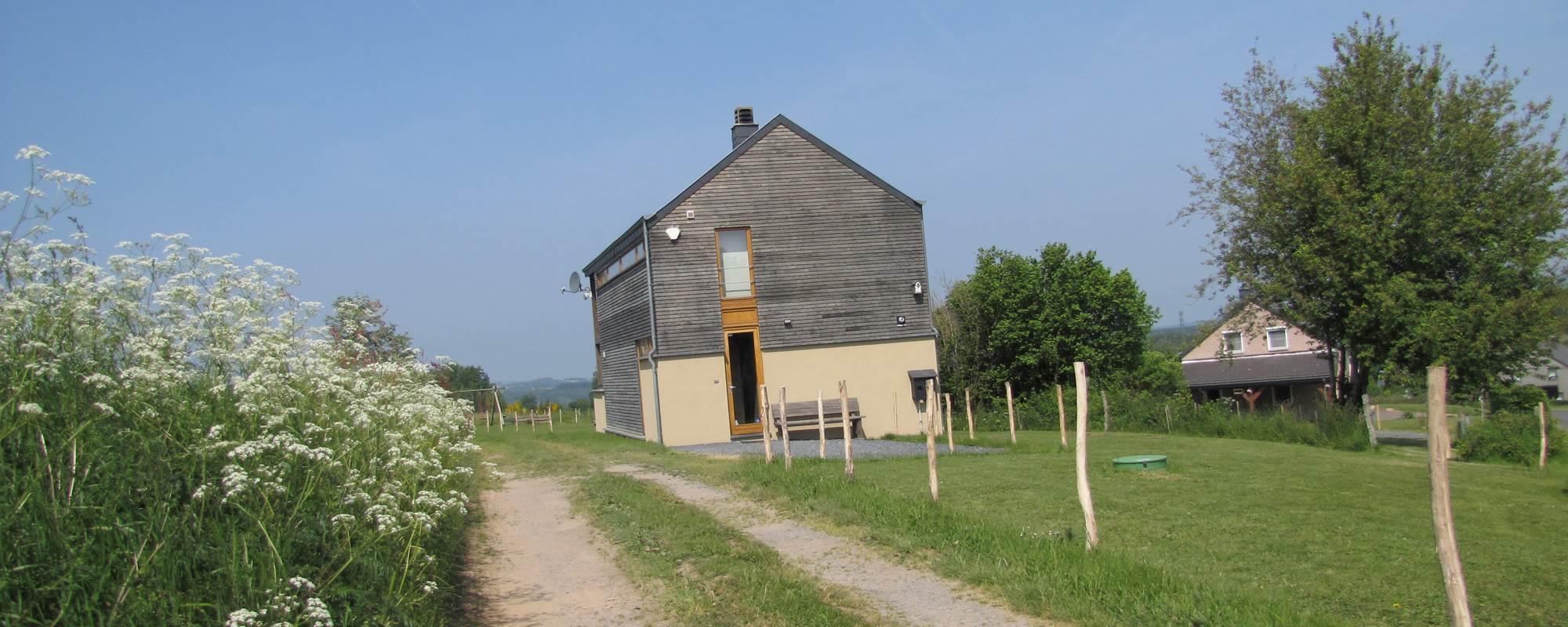 Maison façade et allée