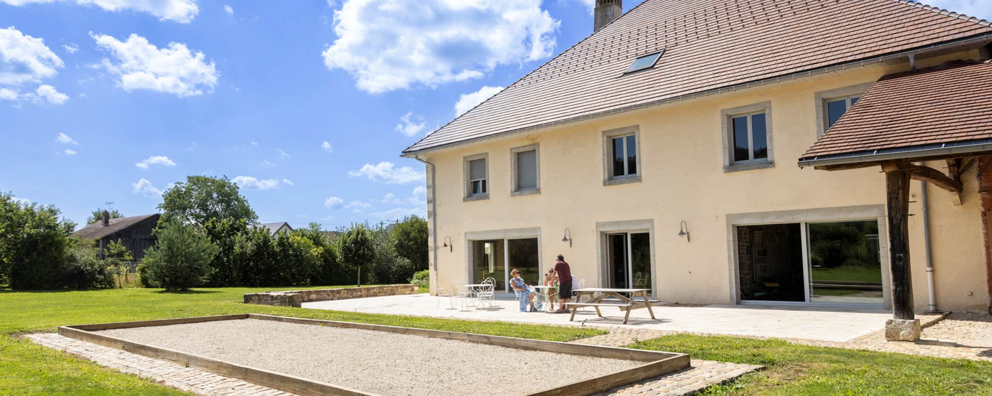 Détendez-vous sur notre terrasse après une partie de pétanque au Relais des Deux Tours