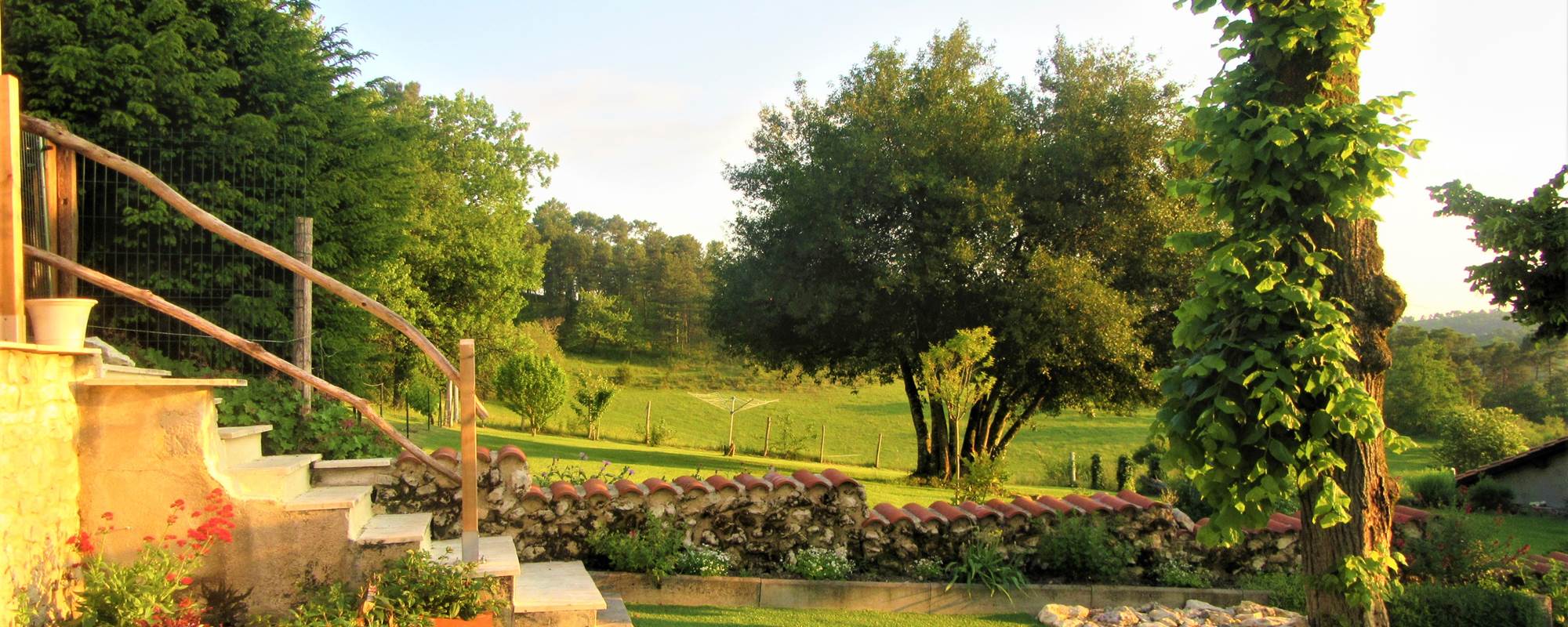 escaliers montant à l'espace piscine