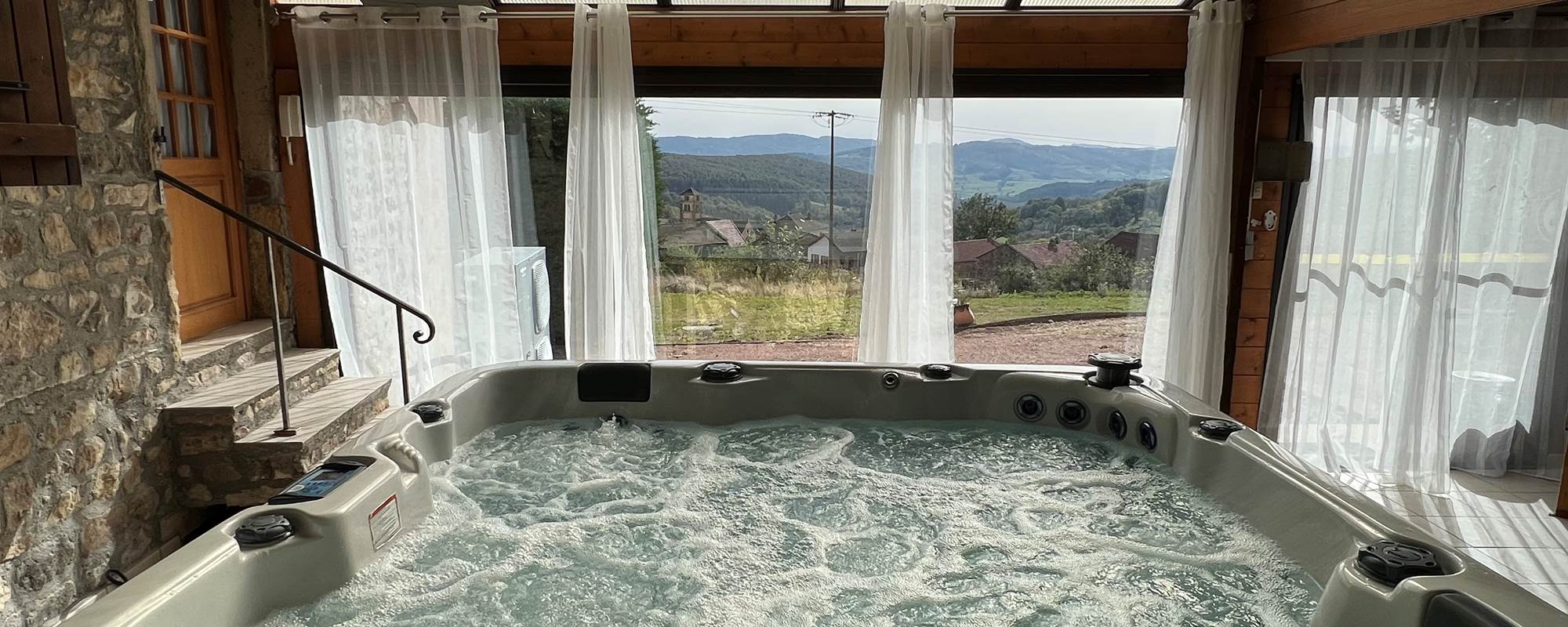 spa 6 places dans véranda qui remplace la piscine en hiver