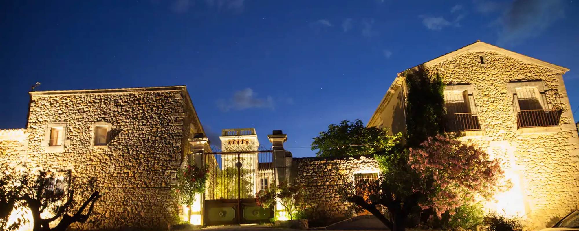 Espace détente avec transats, jardin et équipements de loisirs dans l’Hérault