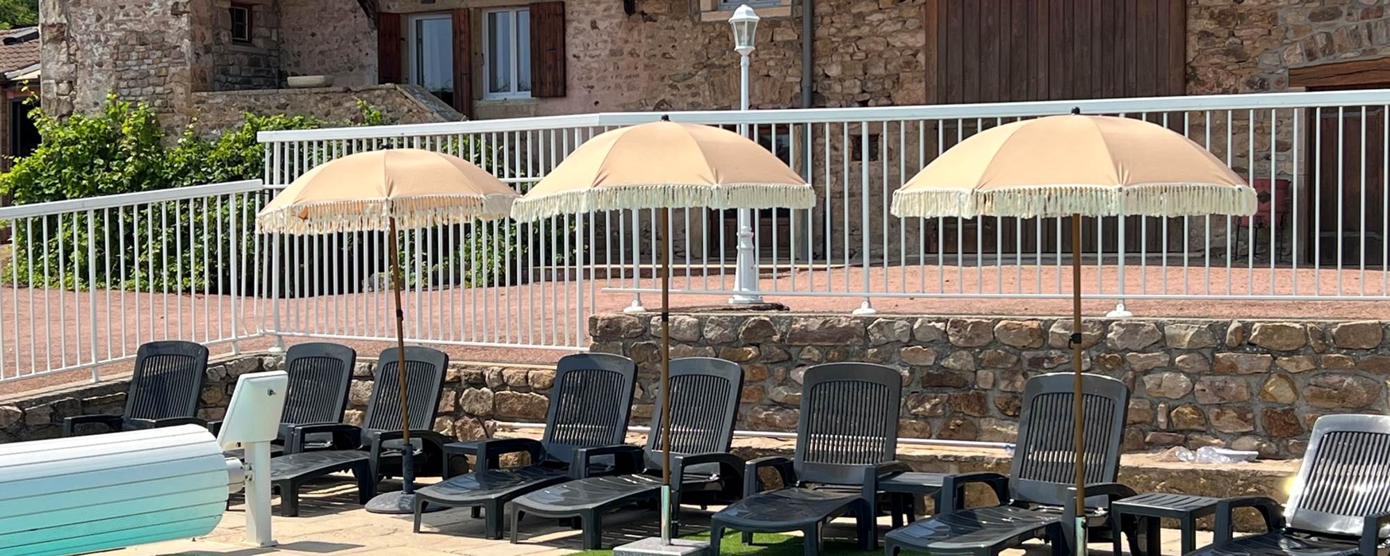 Vue plage piscine et maison