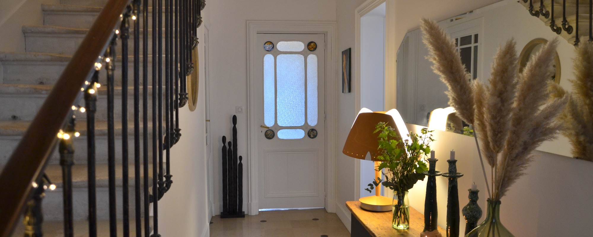 Entrée avec son bel escalier en pierre