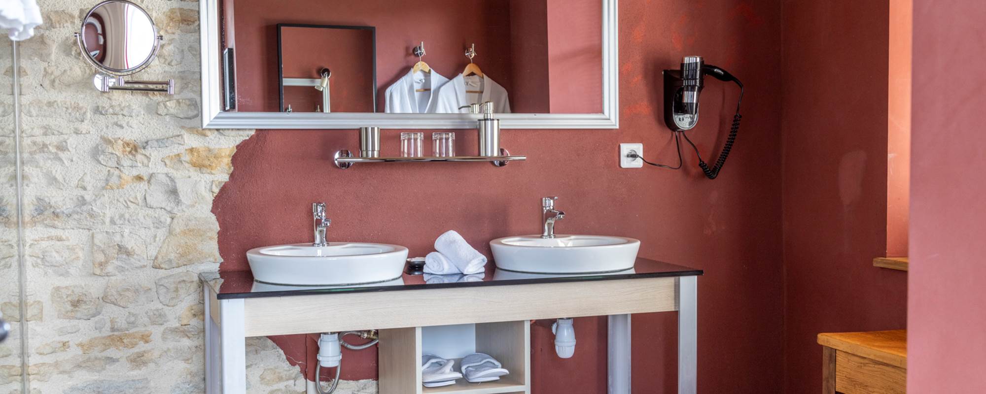 La salle de bain de la chambre Lip, un sanctuaire de bien-être