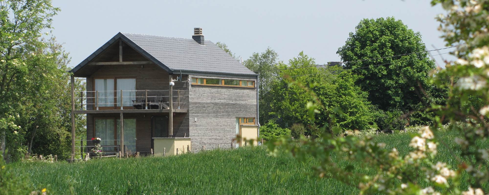 Maison arrière vue de loin du jardin