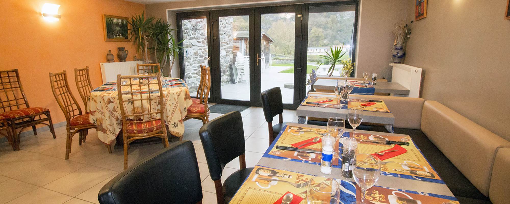 La salle de restaurant avec accès sur la terrasse