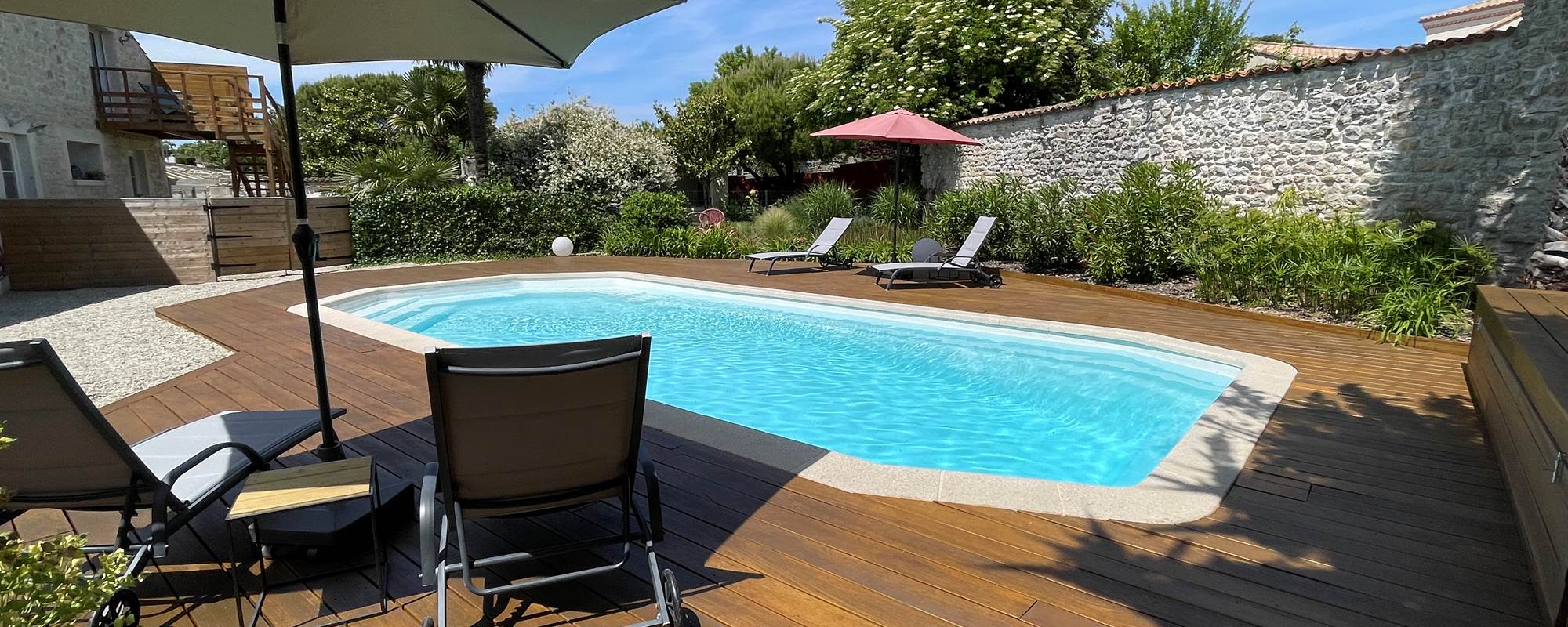 Vue piscine et terrasse La Suite