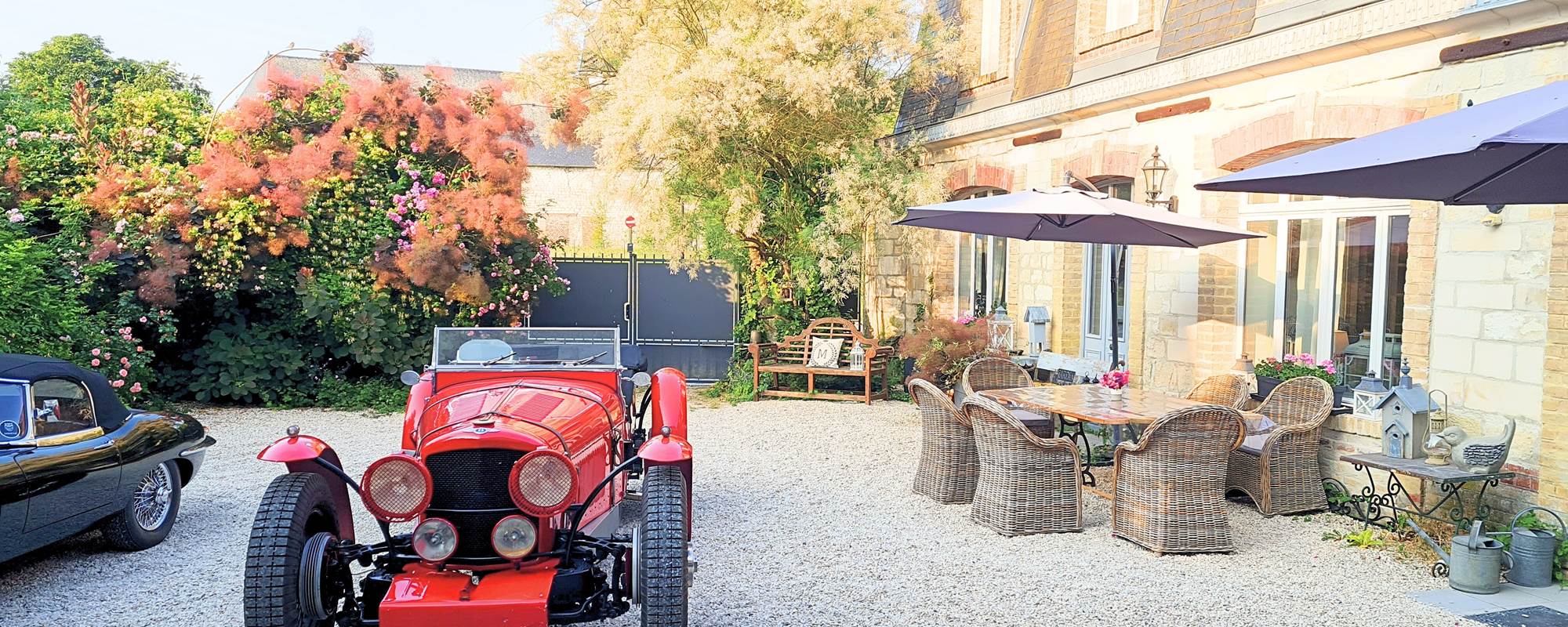 Cour intérieure et belle voiture