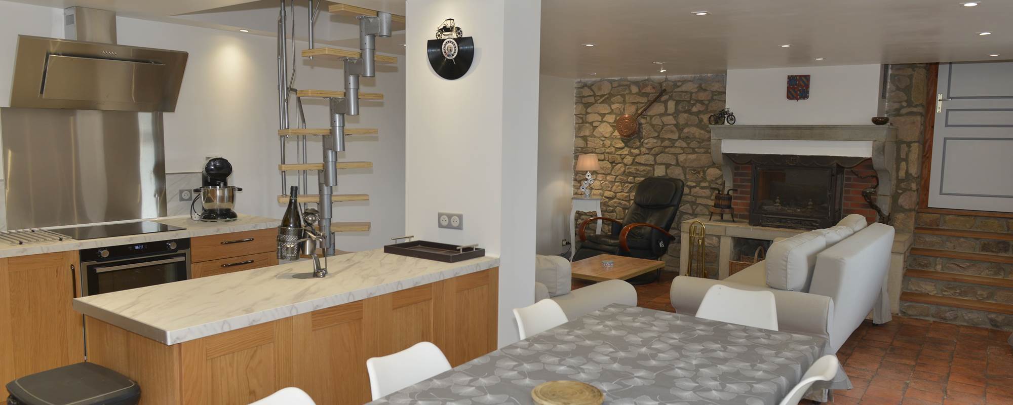 vue salle à manger et coin salon