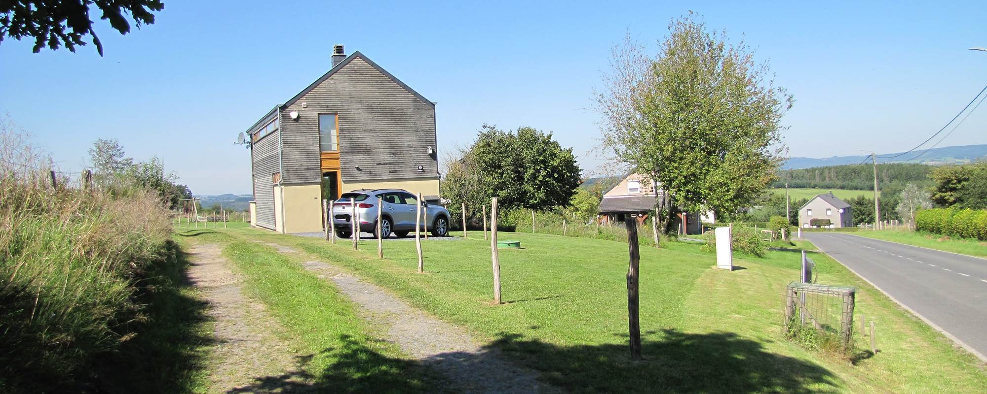 Maison, allée et rue