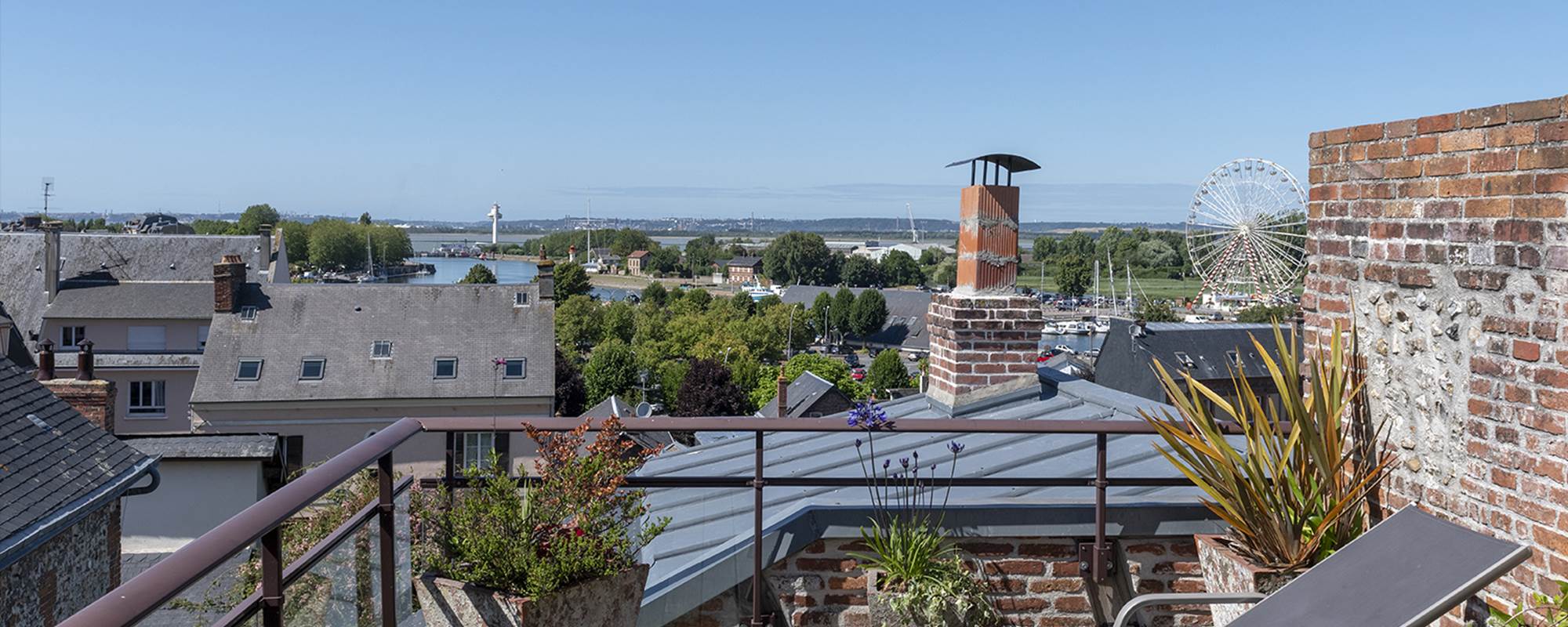 terrasse-vue-panorama-honfleur-chambres-hotes-calvados-normandie-couple