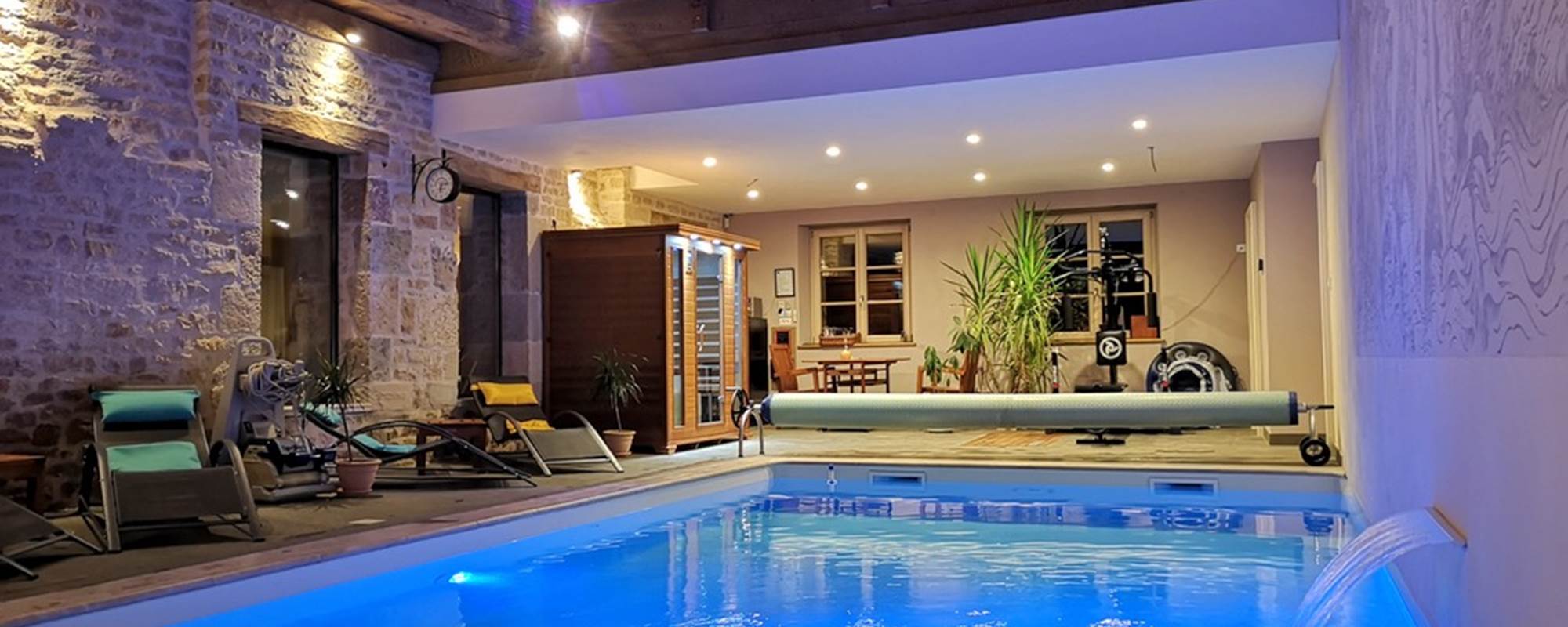 Découvrez la piscine intérieure chauffée du Relais des deux tours