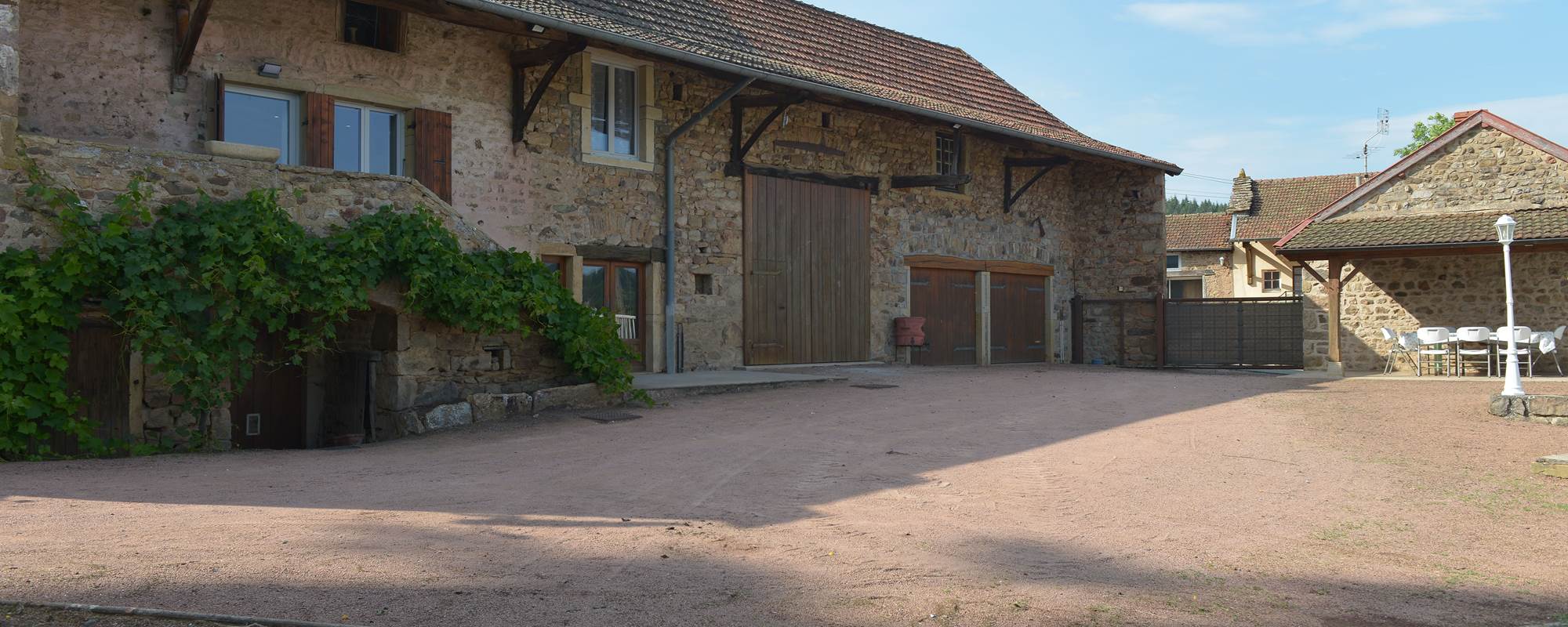 vue maison, cour et portail automatique