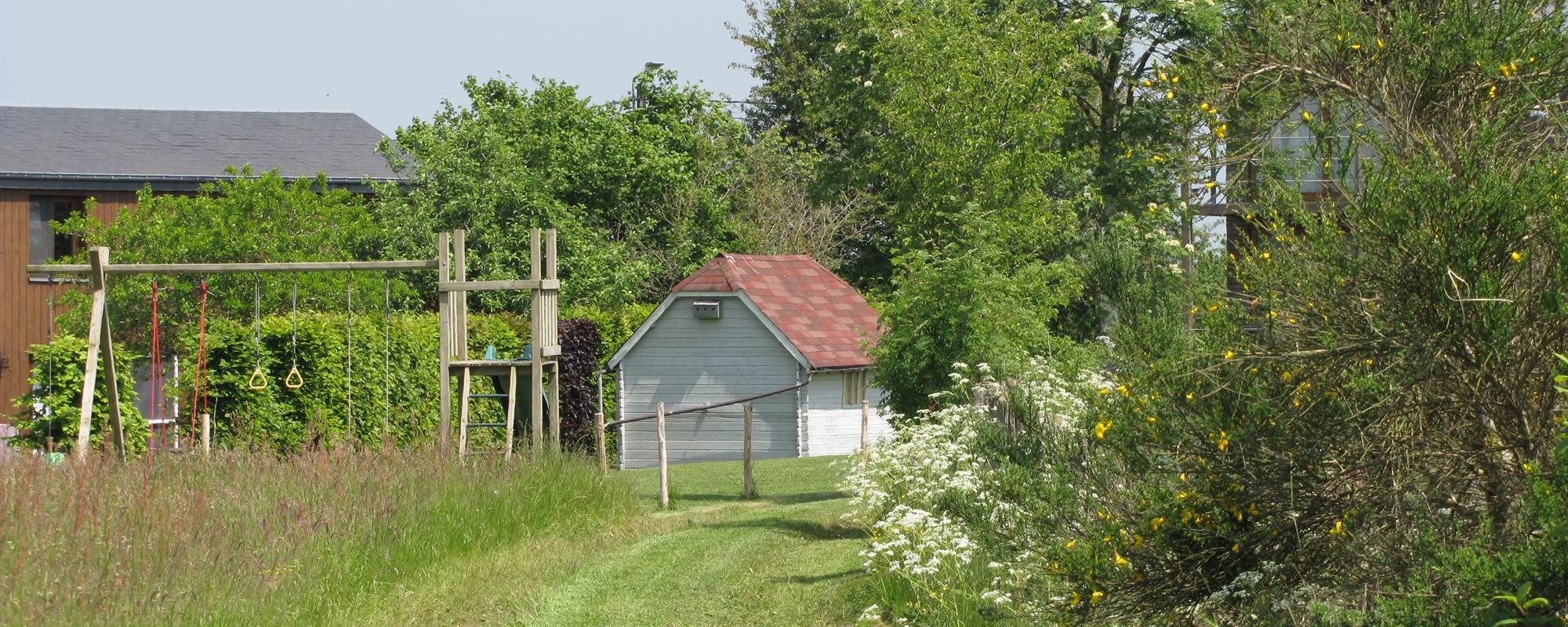 Jardin d'enfants vue de loin