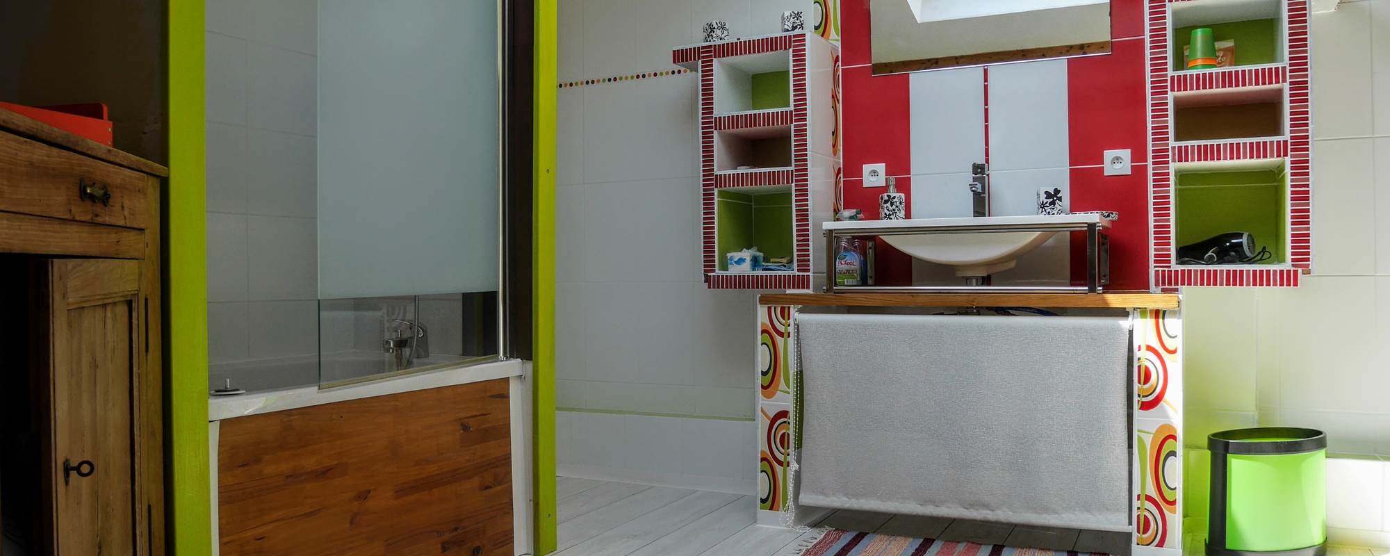 salle de bain à l'étage avec douche et toilette