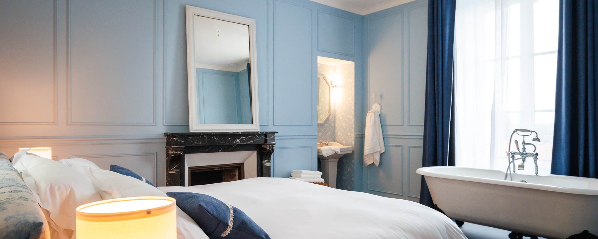 Chambre bleue gite de charme Le Quatre feuilles proche Puy du Fou