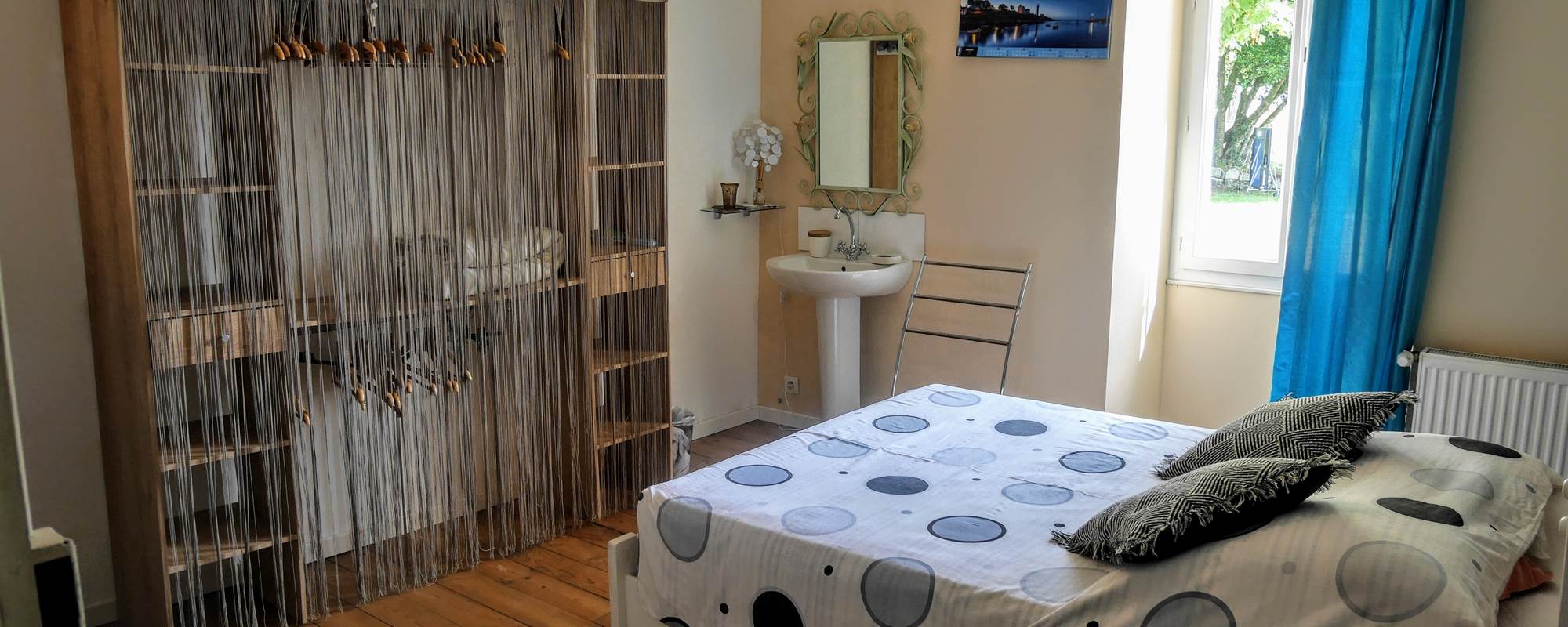 chambre 1 - rez de chaussé - lit en 140 + lavabo