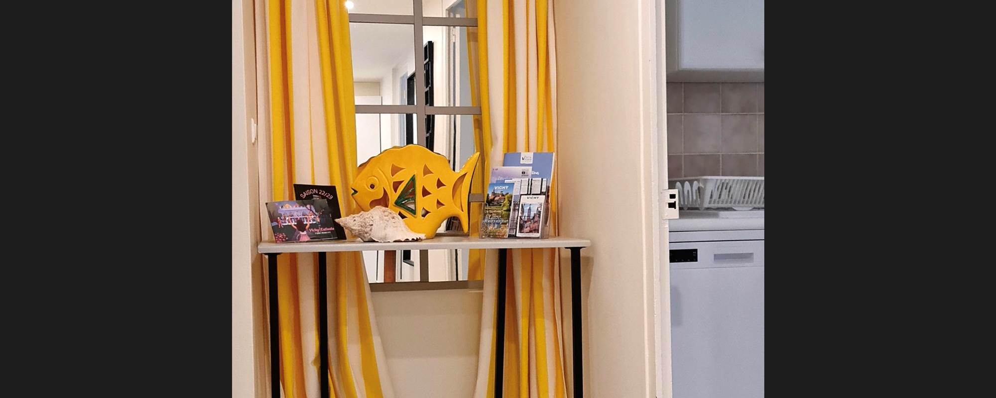 VILLA DU LAC VICHY - couloir : à droite cuisine . à gauche salle de bain