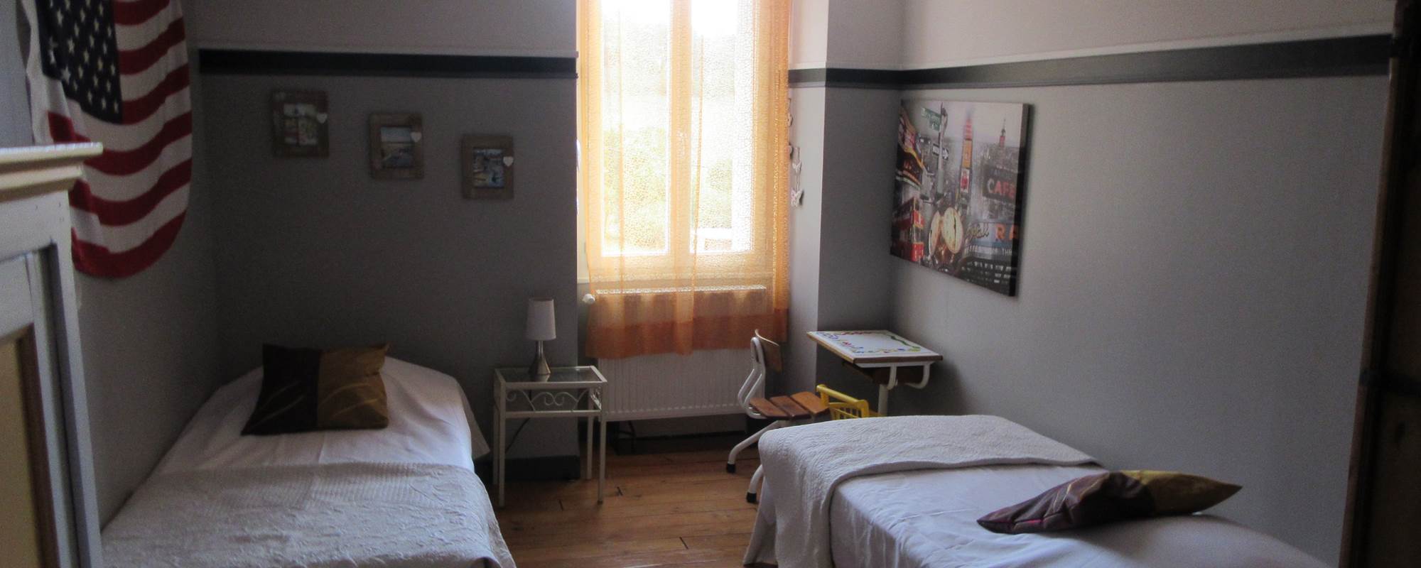 chambre 3. rez de chaussé.  2 lits en 90