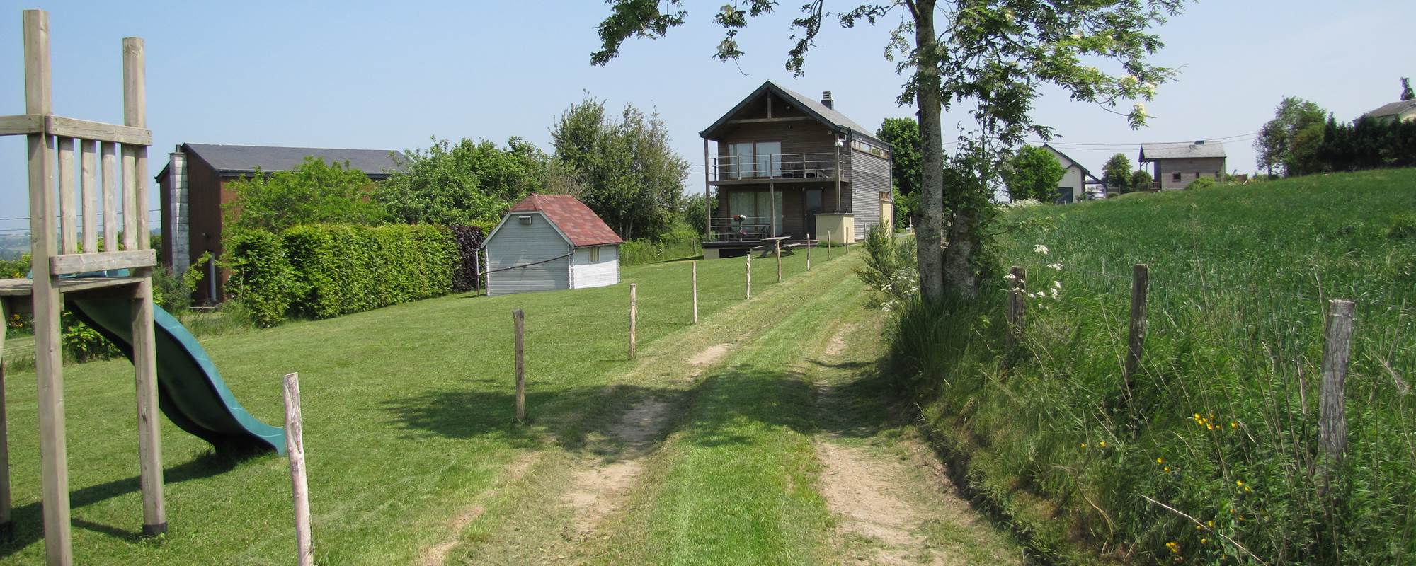 maison vue arrière de loin du jardin et jardin d'enfants