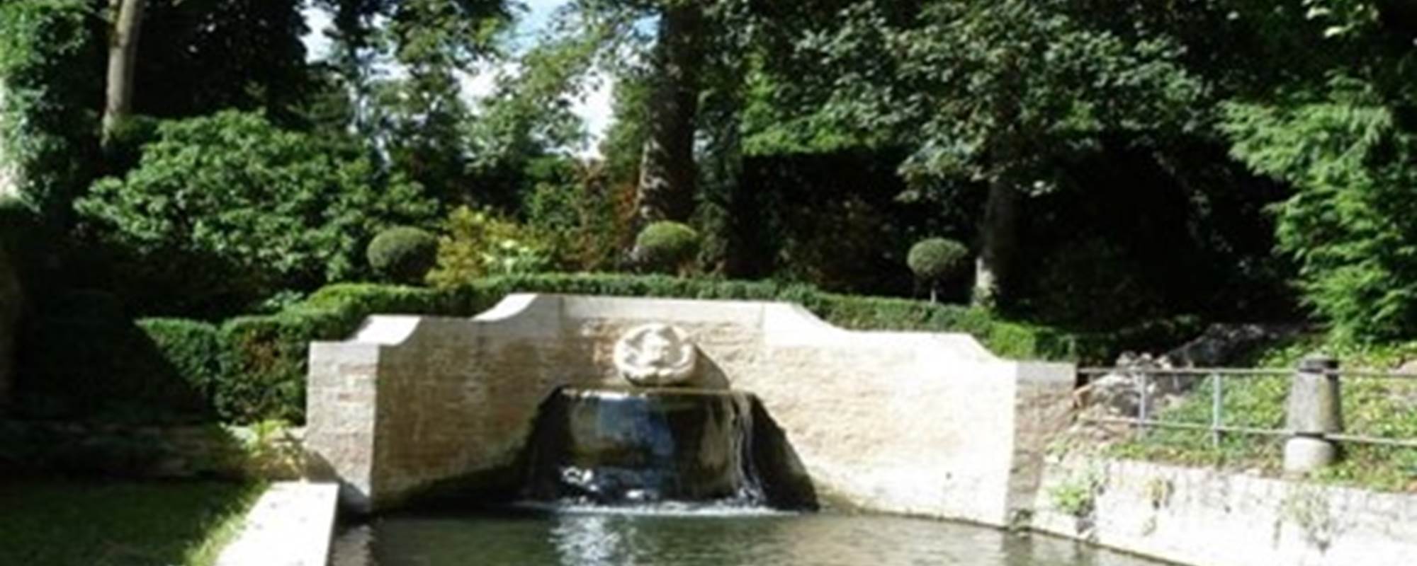 BUFFET D'EAU DEVANT L'ENTREE DU CHATEAU