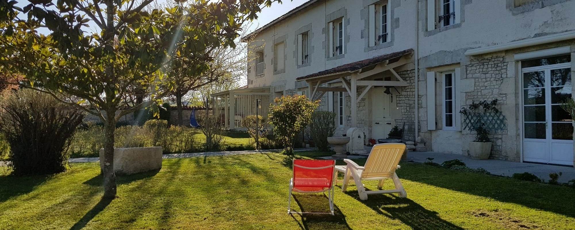 Maison et jardin devant