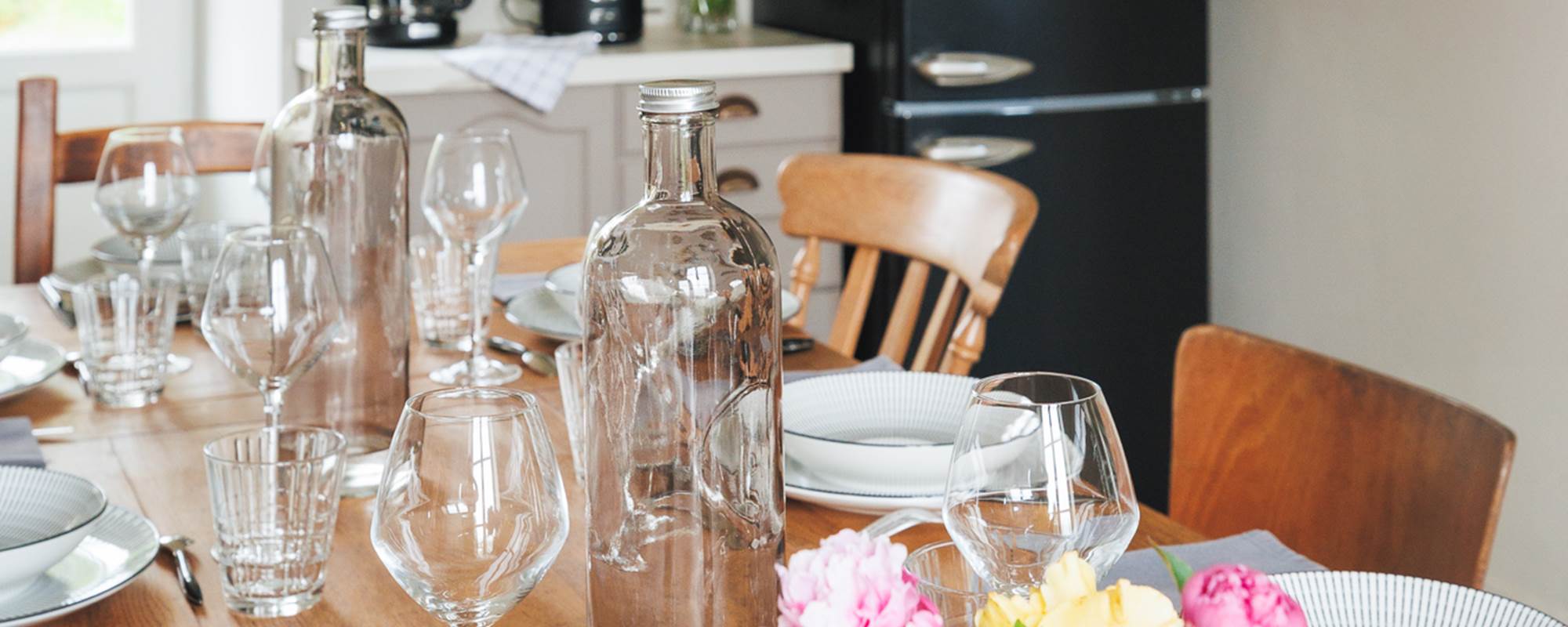 Vue table et frigo V gite de charme Le Quatre Feuilles proche du Puy du Fou