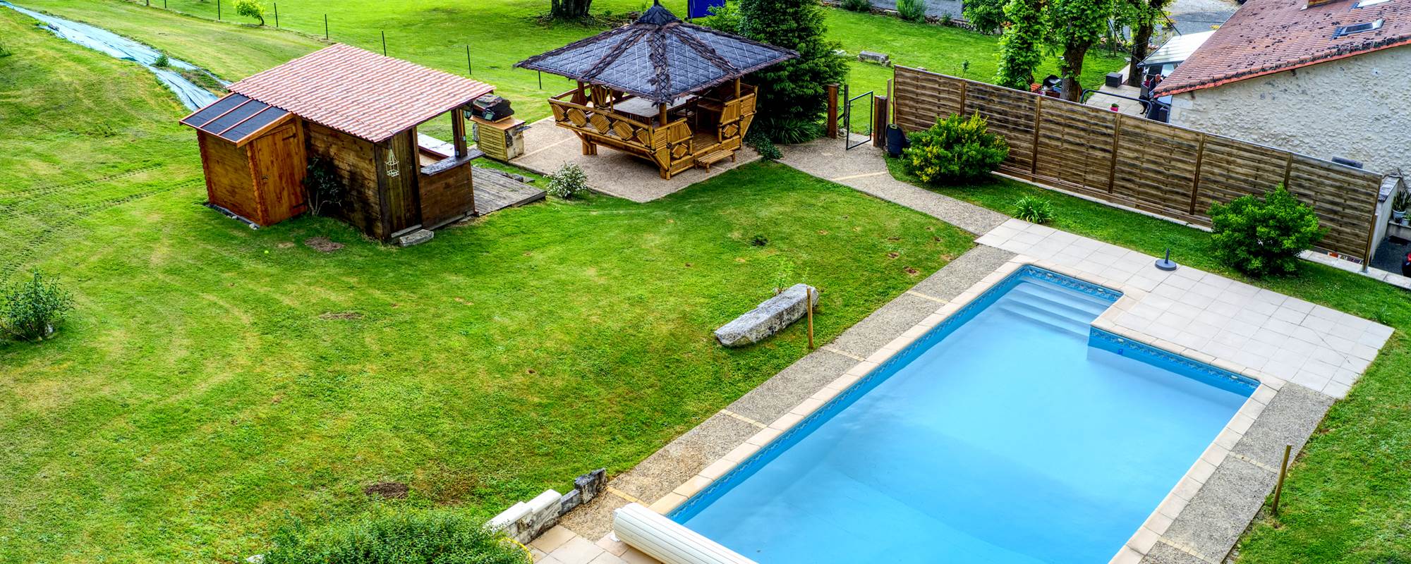 piscine + cuisine d'été + payotte