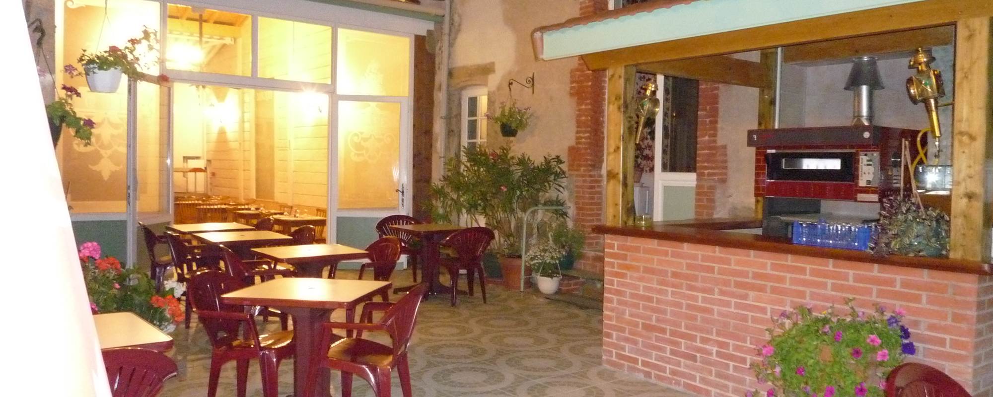 Cour intérieure NUIT coté salle restaurant