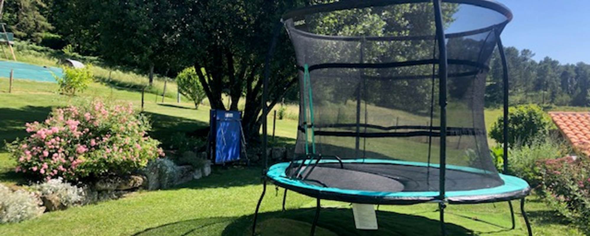 jardin devant la cuisine avec toboggan et table de ping-pong