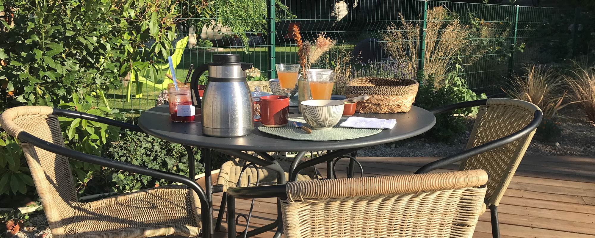 petit déjeuner au bord de la piscine