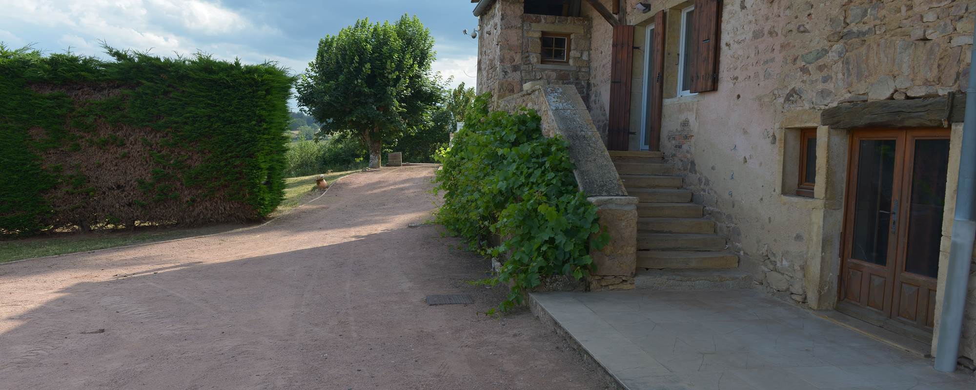 cour privative et parking devant le gîte