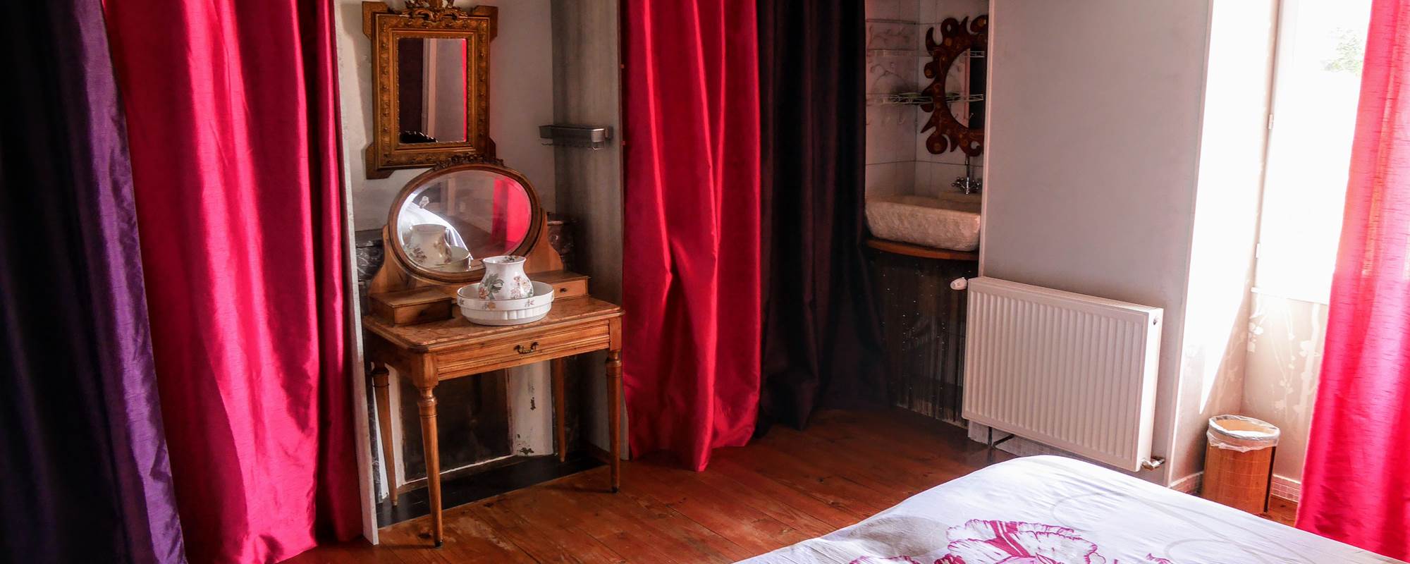 chambre 2-rez de chaussé-  lit en 160 + lavabo + TV