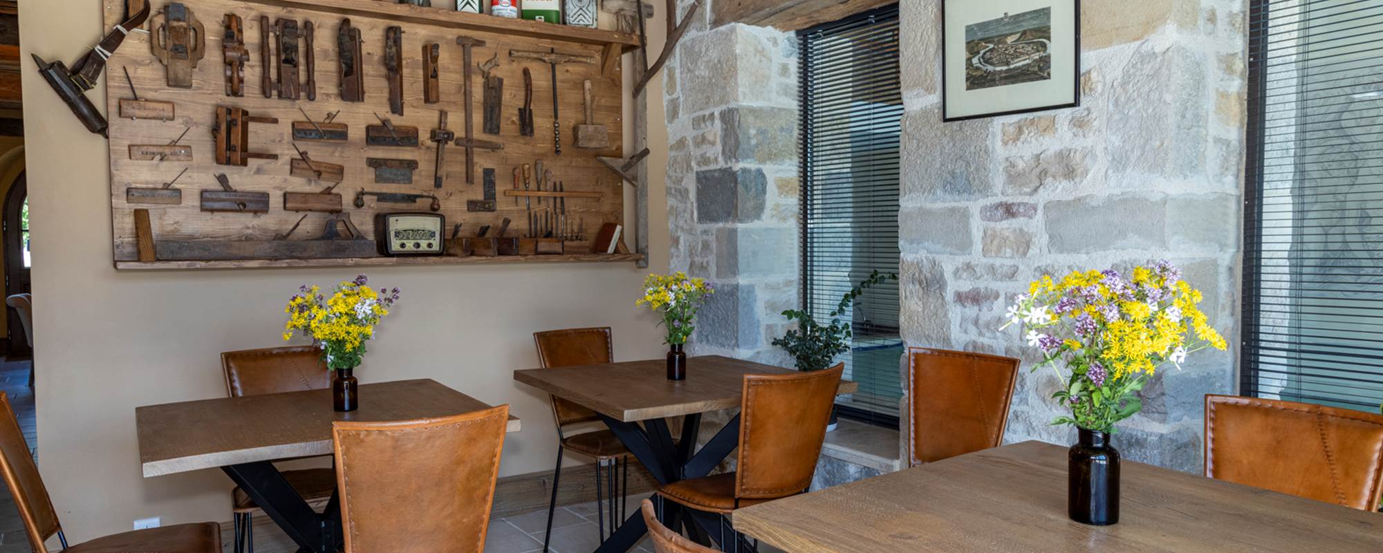 Détendez-vous dans notre salle de restaurant cocooning au Relais des Deux Tours