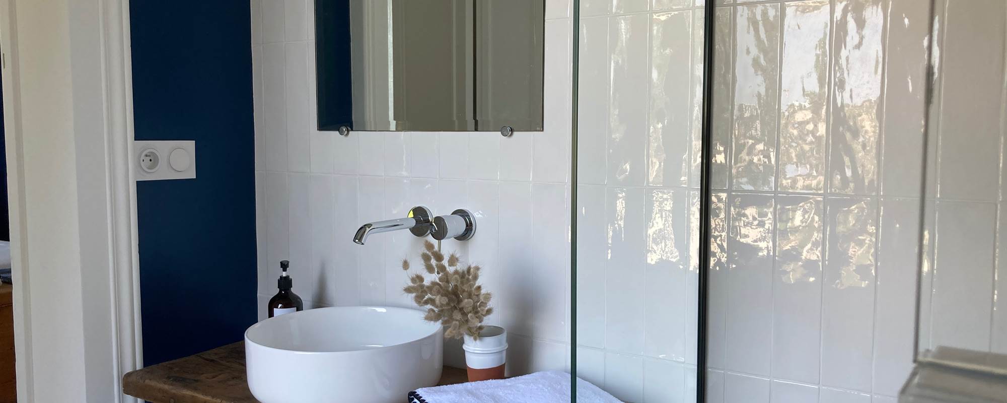 Salle de bains bleue