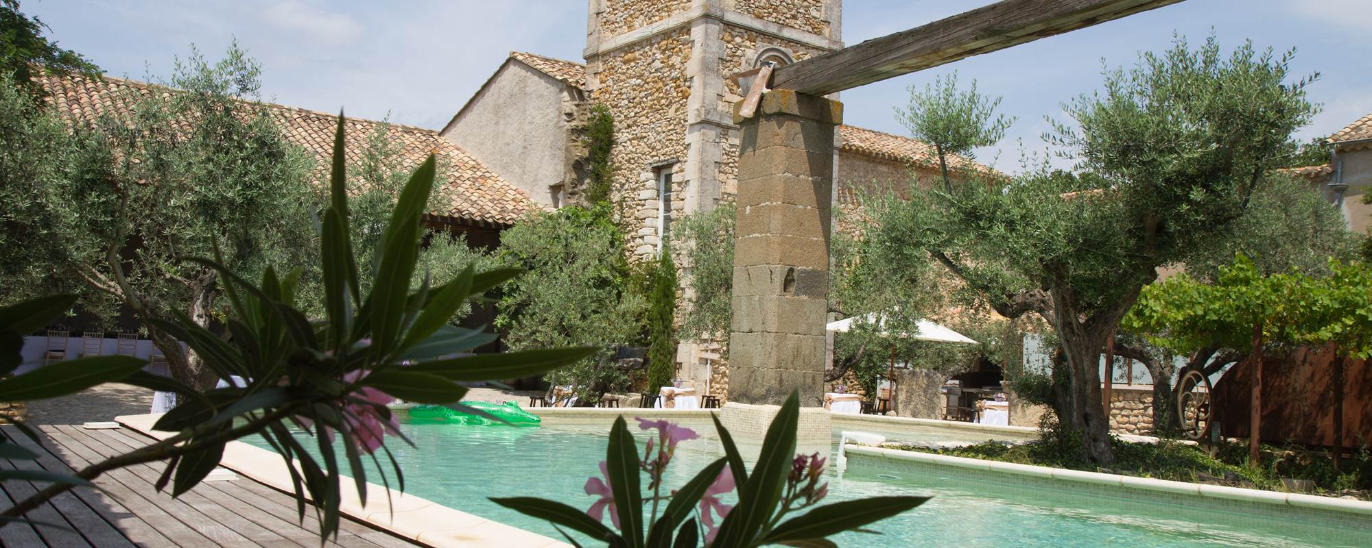 piscine privé avec vue sur la tour entouré d olivier centenaire