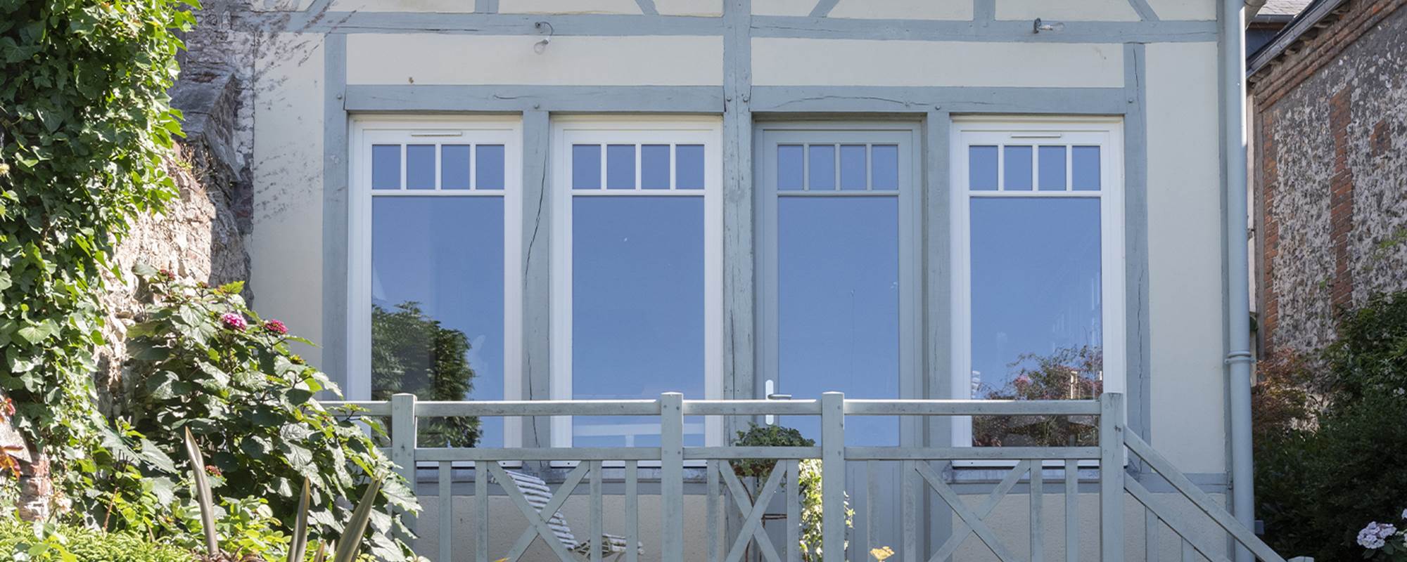 facade-maison-dhotes-jardin-fleuri-terrasse-colombages-honfleur-calvados-normandie