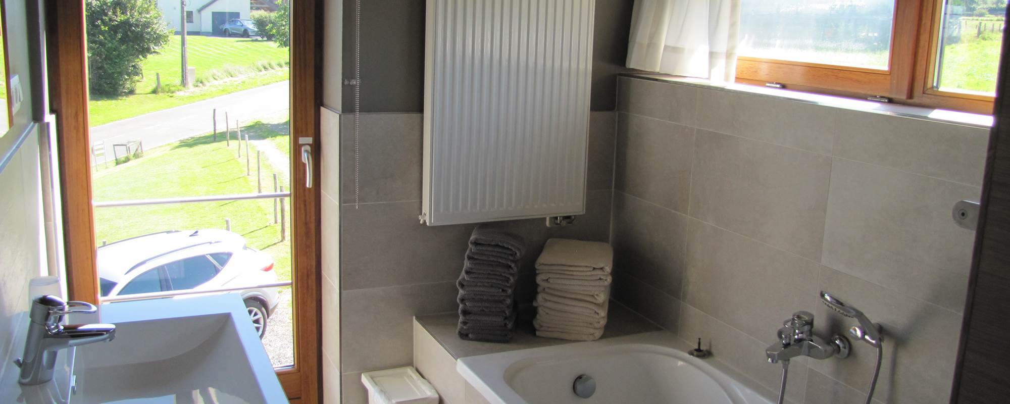 Salle de bain avec baignoire et lavabo