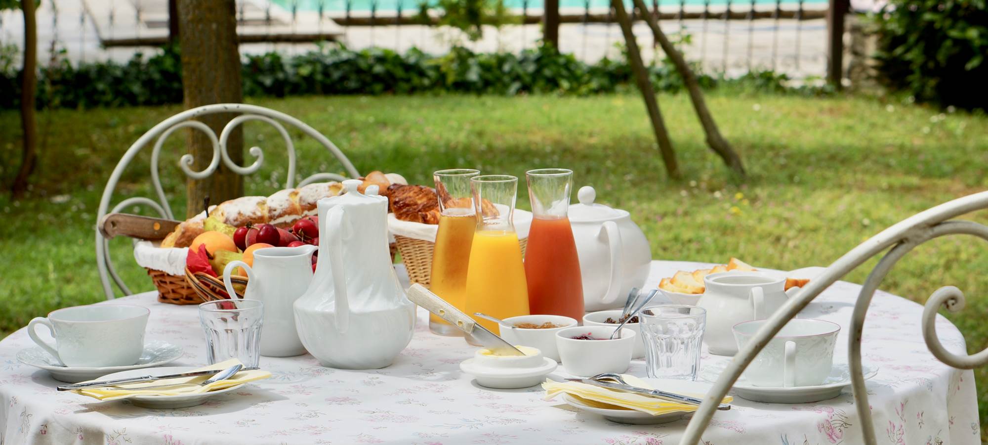 Petit déjeuner français vers Carcassonne en face piscine aux chambres d'hôtes la Rougeanne
