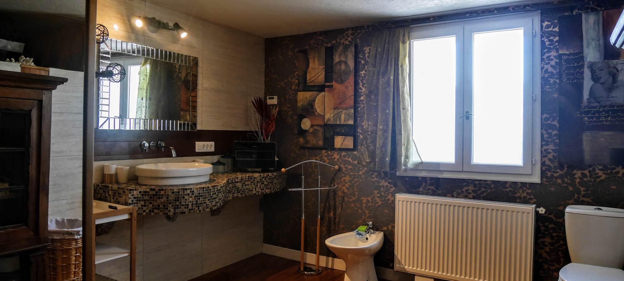 salle de bain rez de chaussé avec toilette et grand douche à l'italienne