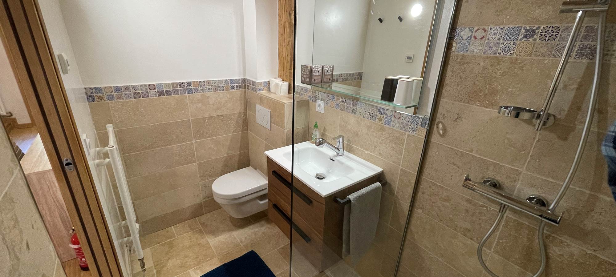 Toutes nos chambres sont équipées de salle de douche, WC avec lavabo pour votre confort et votre initimité