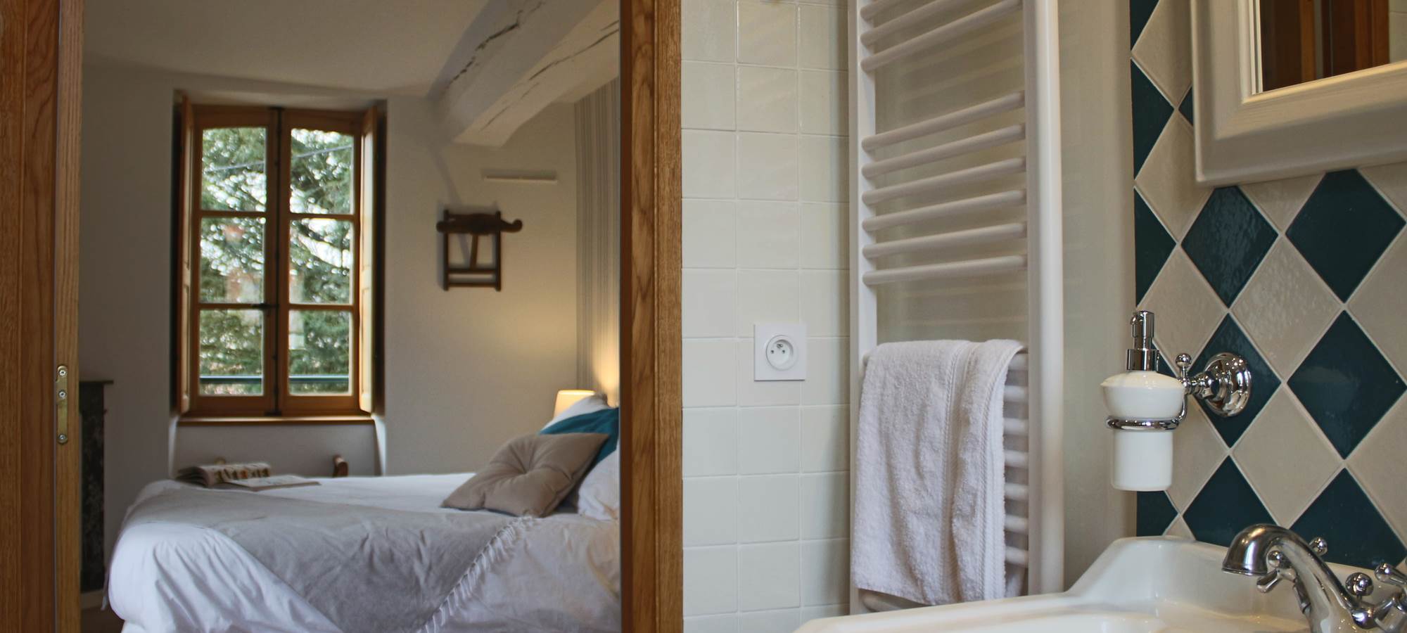 Dans chaque chambre, une salle de bains personnelle, des toilettes, une literie de qualité, des volets intérieurs, un mobilier choisi avec soin, une connexion internet haut débit ( Wi-Fi ou filaire)