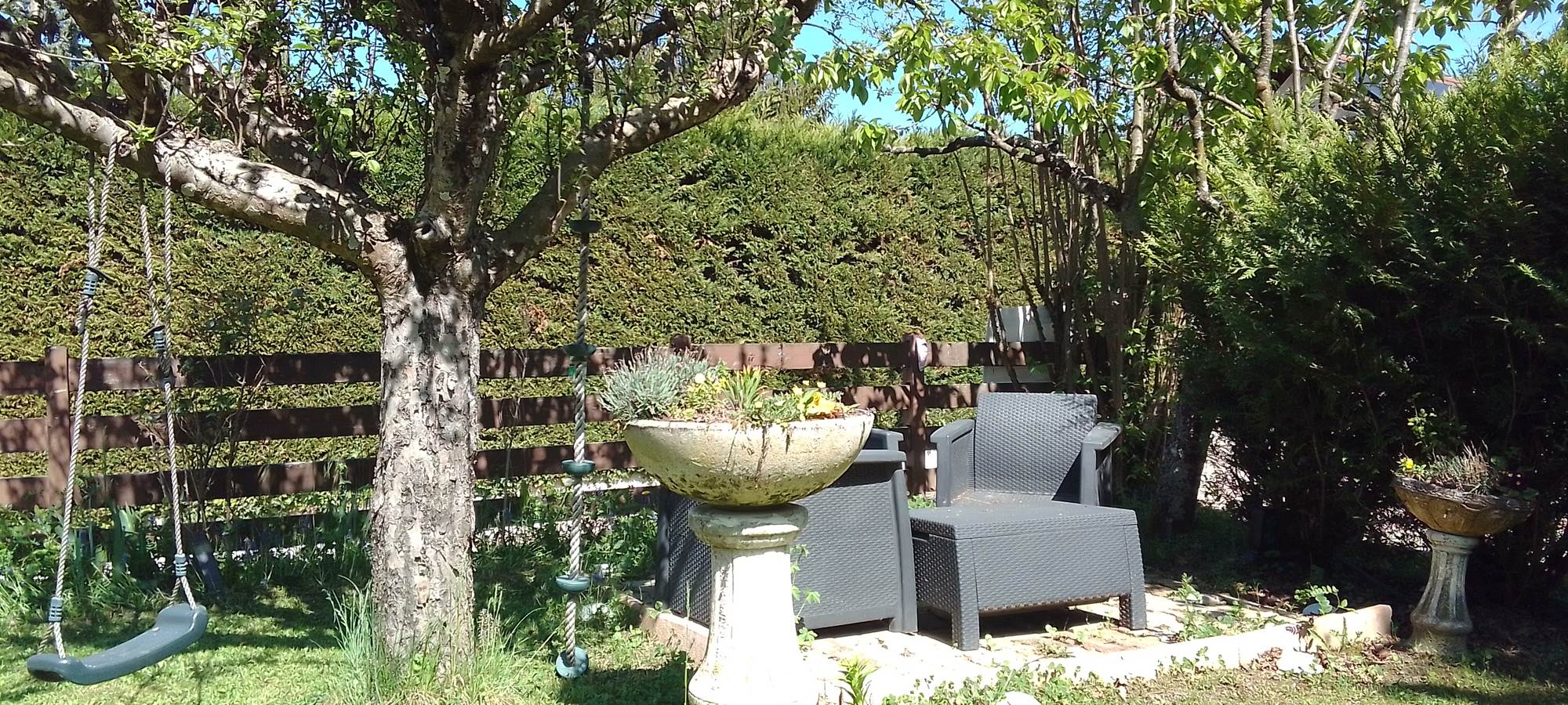 Salon-de-jardin-exterieur-les-gites-de-josefine-et-voltaire-ornex-ferney-voltaire-genève