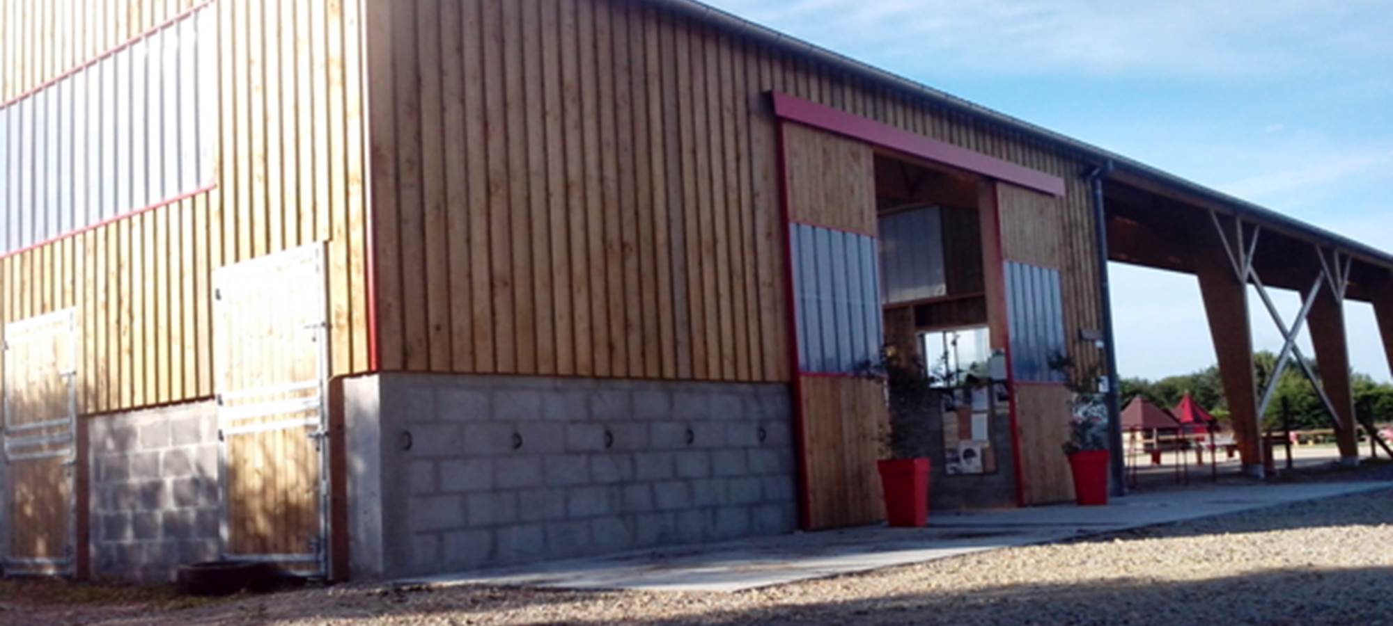 Ecurie avec manège, boxes, paddocks,