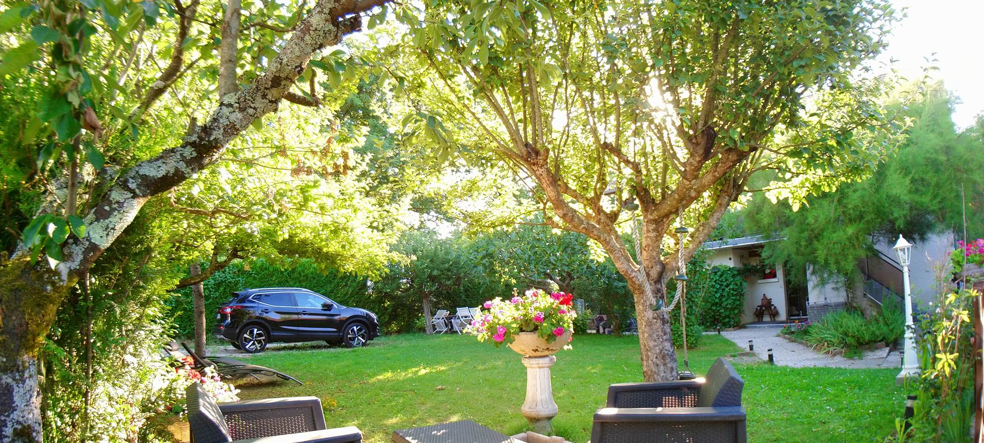 salon-exterieur-au-vert-les-gites-de-josefine-et-voltaire-ornex-ferney-voltaire-genève-aéroport