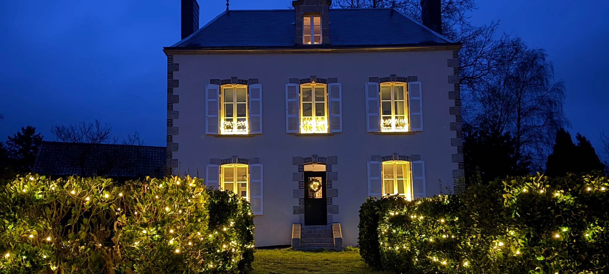 Façade éclairée proche du Puy du Fou version Noël
